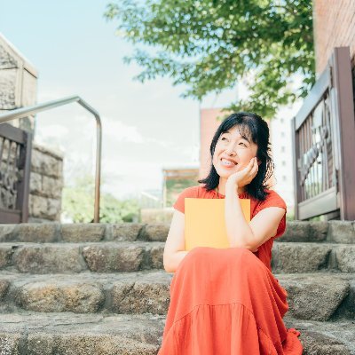 rakchaang_ehon's profile picture. 📖絵本セラピスト🄬
📖絵本講師
📖原田メソッド認定講師
📖タイ語翻訳者
「絵本で心に笑顔と元気の種をまく」をモットーに、大人に絵本を読んでいます。
子どもたちに、豊かで平和な地球を引き継ぎたい。そのために、大人も笑顔で元気に生きられるよう、絵本を読みながらお伝えしています。
