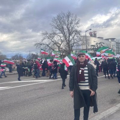 طرفدار اندیشه ملی و جدایی دین از دولت هستم سعی میکنم رویکرد نقادانه خود را نسبت سیاستمدارانی که میپسندمشان حفظ کنم !