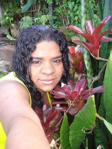 Sou uma jovem que adora um único Deus e tem Jesus como seu Salvador e Redentor,Amigo Justo e Fiel!!O resto é simplismente resto.