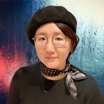デザインスクールを経てアパレル業界へ。その後、医療・介護領域で10年以上従事、更にアロマセラピーを学び在宅医療ケアに活かす。デザイン領域では、マーケティングをベースに「UI/UXデザイン」に特化したWebデザイン、グラフィックデザインを生み出す。保護猫3匹と暮らし、保護猫ボランティアへの支援も行う。