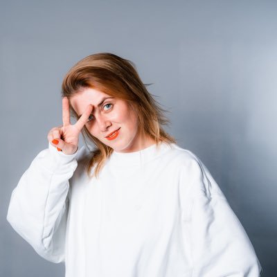 🍊 Social Media - Nase bei Mandarin Medien/📱 permanent vorm Gesicht
🖼️ kreativ, ob beim Texten oder an der Leinwand 🗣️ heißen Brei mag ich nicht