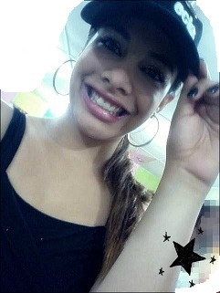 ''Eu sou apenas uma garota tentando encontrar um lugar neste mundo.Me faça rir e já conquistou metade de mim , seja verdadeiro e me conquiste por inteiro !''
