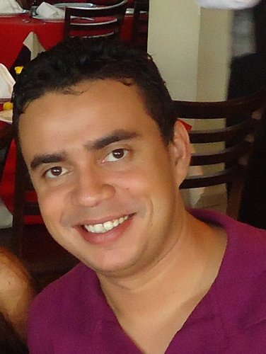 alacidealves's profile picture. Tô me afastando de tudo que me atrasa, me engana, me segura e me retém.