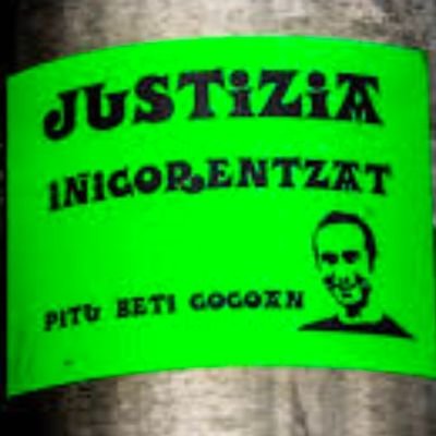 Coleccionista de pegatinas antifascistas.
Anti-fascist ultras sticker collector.