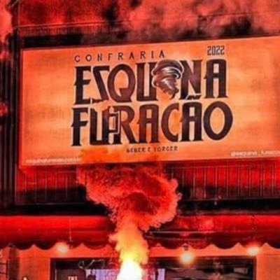 Um bar de 25 amigos na frente da baixada! A esquina mais rubro-negra do Brasil. estag confrade @andreoslicki