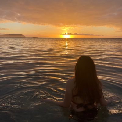 Amber is the color of my energy⨠dessert junkie, workaholic, narwhals, mermaids, & puppies