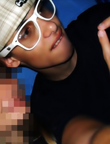 Oi, tenho 18 anos, sou modelo, ator, compositor e mentiroso.