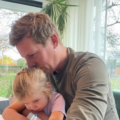 Geboren en bijzonder fiere Kempenaar met een hart voor Antwerpen en een passie voor de advocatuur. Een hekel aan azijnpissers en doemdenkers