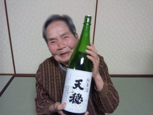 出雲市塩冶町にある『天穏』醸造元、板倉酒造で杜氏を務めております。天穏が皆さんにとって『心安らぐお酒』でありたいと願い、お酒造りに取り組んでます。