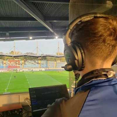 oreilles et micro tendus, yeux écarquillés
promo 8 @sport_esj passé par @francetvsport et @paris2024
joue aujourd'hui pour @radiofrance @infosportplus @afpfr