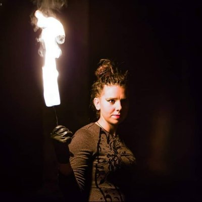 Copywriter, Content Writer, Marketer i... Eventowiec 🔥
Pasjonują mnie ludzie, słowa i... emocje. Lubię grzebać w myślach i obracać je w skuteczne teksty.