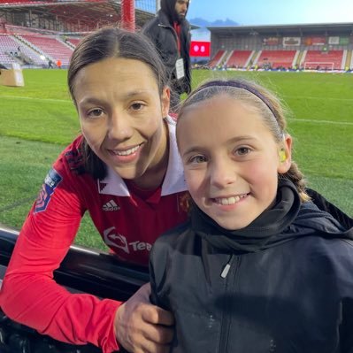 Mum to my 2 beautiful daughters & husband ❤️. My other love lives at #oldtrafford #mufc #lukeshaw #lisandromartinez #neverfollow oh & I play softball cricket 🏏