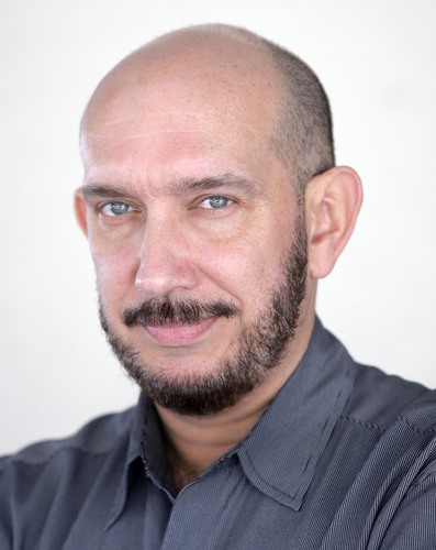 Arturo Arias-Polo es periodista y productor de television. Actualmente escribe sobre espectaculos y temas culturales en El Nuevo Herald de Miami