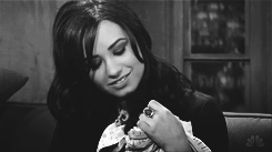 Nem mesmo o céu, nem as estrelas, nem mesmo o mar e o infinito, não é maior que o meu amor, nem mais bonito; ♥_♥ Sou fanática pela @ddlovato; amo muito ela!