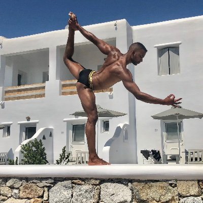 Holistic Personal Trainer Yogi Performer Sharing my true authentic self with you.