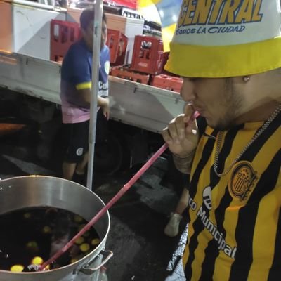 Borracho, fumando porro y tomando vino, como el Puma y como el Chacho 🇺🇦
El Guerrero baila cumbia y también Rock and roll