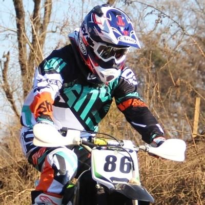 モトクロス歴25年。現在は釣りにもハマってます。基本スポーツ大好きなので何でもやります。犬、温泉、ゴルフ、キャンプ、バイク、車、ディズニー、心霊?大好きです。同じ趣味の方と共有出来たら嬉しいです。人と人との繋がりを大切にしたいと思っています。無言フォロー許して下さい🙏