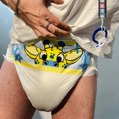 2.x years old bab with various interests | bedwetter in training | 🏳️🌈 he/him | DMs open || ** 18+ only ** 🔞
