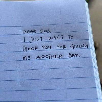 TheRealRoselyn's profile picture. shoot for the ✨ aim for the 🌚