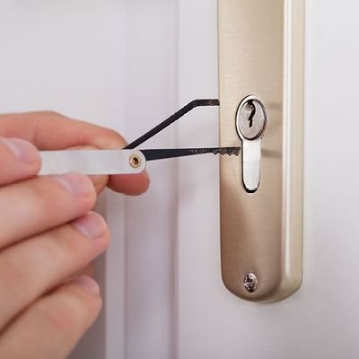 Servicios de cerrajería en Madrid: cambio de cerraduras y bombines, llaves nuevas y apertura de puertas. Encuentra a los mejores cerrajeros cerca