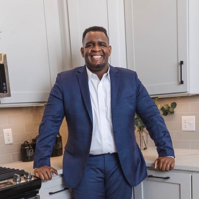 Realtor @ Crye-Leike - Bowling Green, KY. @wkufootball & 2x WKU Grad (MBA) 📚 Real Estate 🏘, Financial Literacy 💰 ,Self Improvement 🌎. “Make Money With G$”