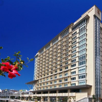 2012年6月オープンのラグジュアリーホテル。那覇空港から車・ゆいレールで約10分。旭橋駅直結の便利なロケーション。国際通り・ビジネス街も徒歩圏内。沖縄県内唯一最上階にあるロビーフロアーからの眺望は東シナ海と那覇市内の風景を一望。全館WiFi対応、35平米以上。館内随所に沖縄で活躍するアーティストの作品を展示。
