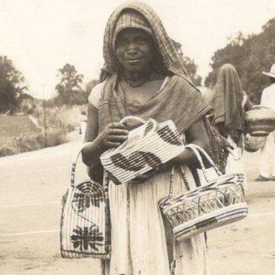 Un espacio para compartir el acervo de la AHUAER-COHU-UNAM,  temas sobre el papel de las mujeres en México, archivística y  una mirada de michis en el tiempo.