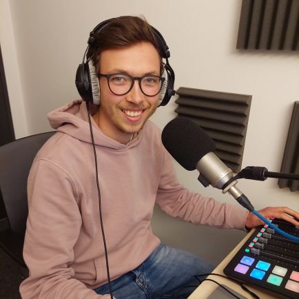 Podcast Redakteur beim SWR.
Davor @DJSde
Liebt SOE, Kaffee und Döner.
Autor und Host von 'Migrationsstadt Mannheim' für @online_MM: