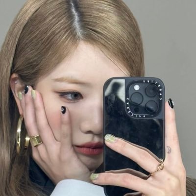 kim lip fan girl - i mostly just like and rt - bi - 18