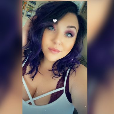 Gamer mom that just likes to spend my nights relaxing and playing games with my friends and vibing, come check out the stream!