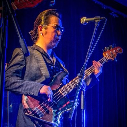 鹿児島出身。ベース弾き。
“自己主張”よりも『痒いところに手が届くBassistでありたい!』というrock'n'roll spiritなど皆無な~商売Bassist♪
「ベースヲヒカナイトシンジャウ病」