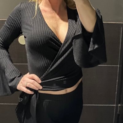 I am an all natural 40ish bisexual MILF! Hotwife,Gym junkie,Business woman,nudist,threesomes,group play,same room,super soaker. livin the🍍LS 🌈🦩!loves to 👅🐈