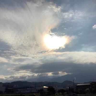 無言フォロー失礼します ☁️普通の風景 、主に雲など散歩途中に見つけた物などiPadmini５で切り取りしてます 🌌フォローしてくださりありがとうございます #️⃣空々しい#️⃣思いつき#️⃣思い込み#️⃣思い馳せる#️⃣思いやりを持って見ていただけたらありがたいです#️⃣DM❌