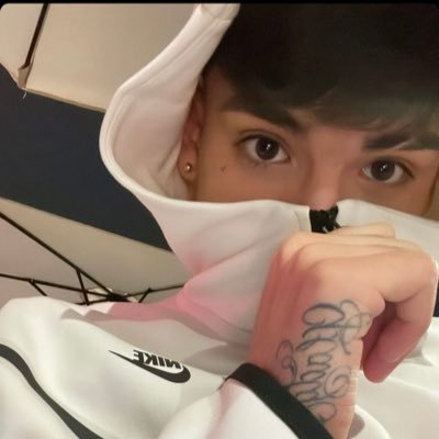 tinto048's profile picture. ⚽️🤍🖤