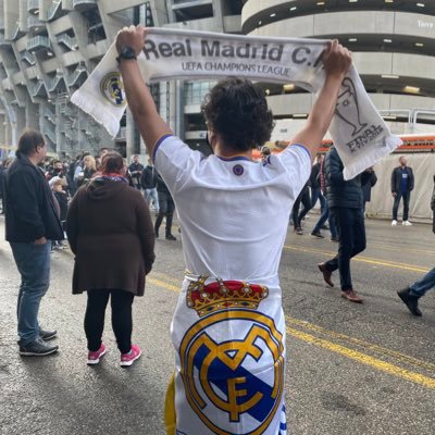 ¿Cómo explicar si no lo de este majestuoso club de mocitas madrileñas y glorias deportivas que se cantan con un simple Hala Madrid?