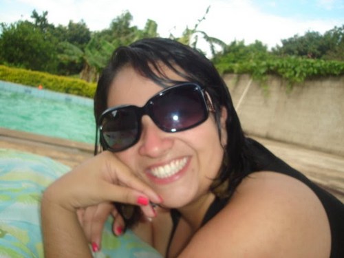 Professora,Brasileira,adoro curti a vida e os amigos...