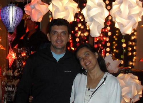 Relações pública, produtor de eventos, casado e velejador.