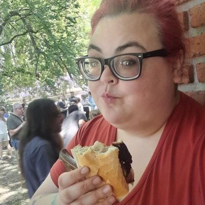 Disca (trabajo, milito, soy) Adoctrinada por padres zurdos. Peronista. Feminista. DDHH. Reivindicadora del ocio improductivo.
Nodocente FCV-UBA.