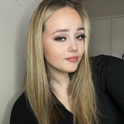 izzydavis_'s profile picture. I don’t use this app