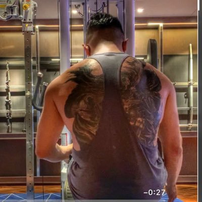 180 cm 85 kg 電吉他🎸 健身是為了可以吃更多美食 。 沒頭像同志訊息一律不回 IG:beastintheair