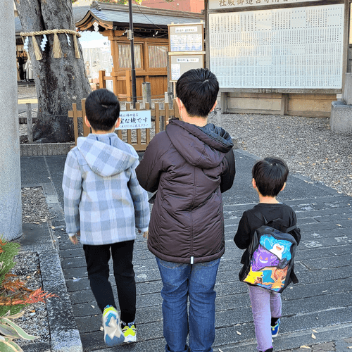 ○家族で囲碁を楽しんでいます●囲碁や子育て、食事、お酒、音楽、日常生活について日記風につぶやきます○父 初段、母 3級、長男 有段者、次男 有段者、三男 25級