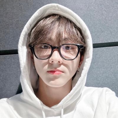 ch4sllz's profile picture. what's that pink shadow in the basement ?