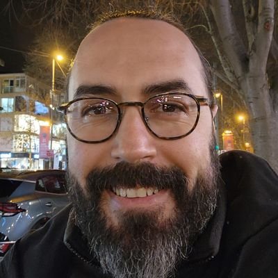 İki küçük kara balık babası, Montessori velisi, eğitim gönüllüsü, müzmin doktora öğrencisi, bilgisayar y. mühendisi vs vs...
