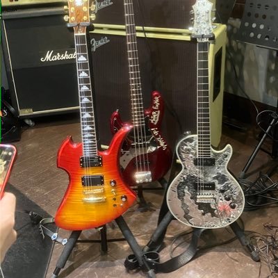 LUNA SEAのコピーバンドLAMÉ SEA でベース担当してます!興味があれば、ぜひ一度ライブを見に来て下さい! みゅ〜じ庵と言うバンドサークルの運営もしているので、こちらも興味があれば、ぜひ来て下さい。
