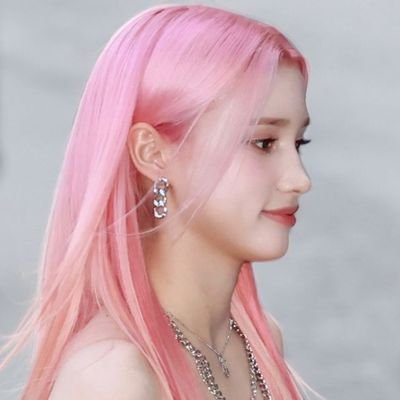 luvsaella's profile picture. i hate math —— #studytwt