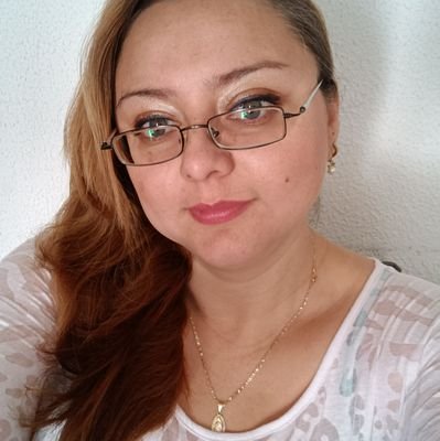 me considero alegre, amistosa, buena amiga, carismatica.