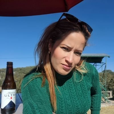 KarlaJa40729384's profile picture. Vivir en la mentira no es felicidad