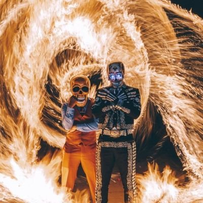 Amoomossii's profile picture. مرا ز بادهٔ نوشین نمی‌گشاید دل

که می به گرمی آغوش یار باید و نیست