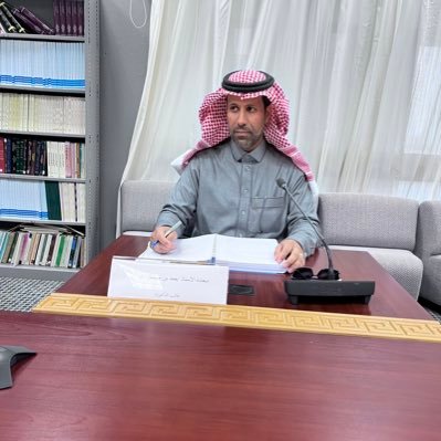 باحثٌ في التاريخ الإسلامي، عضو الجمعية التاريخيّة السعودية.