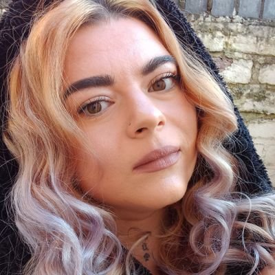 andreea_kozak's profile picture. 